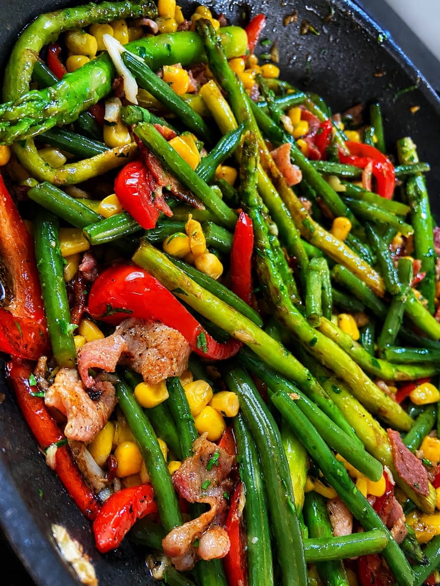 Fried mixed vegetables with garlic butter, lemon and bacon.